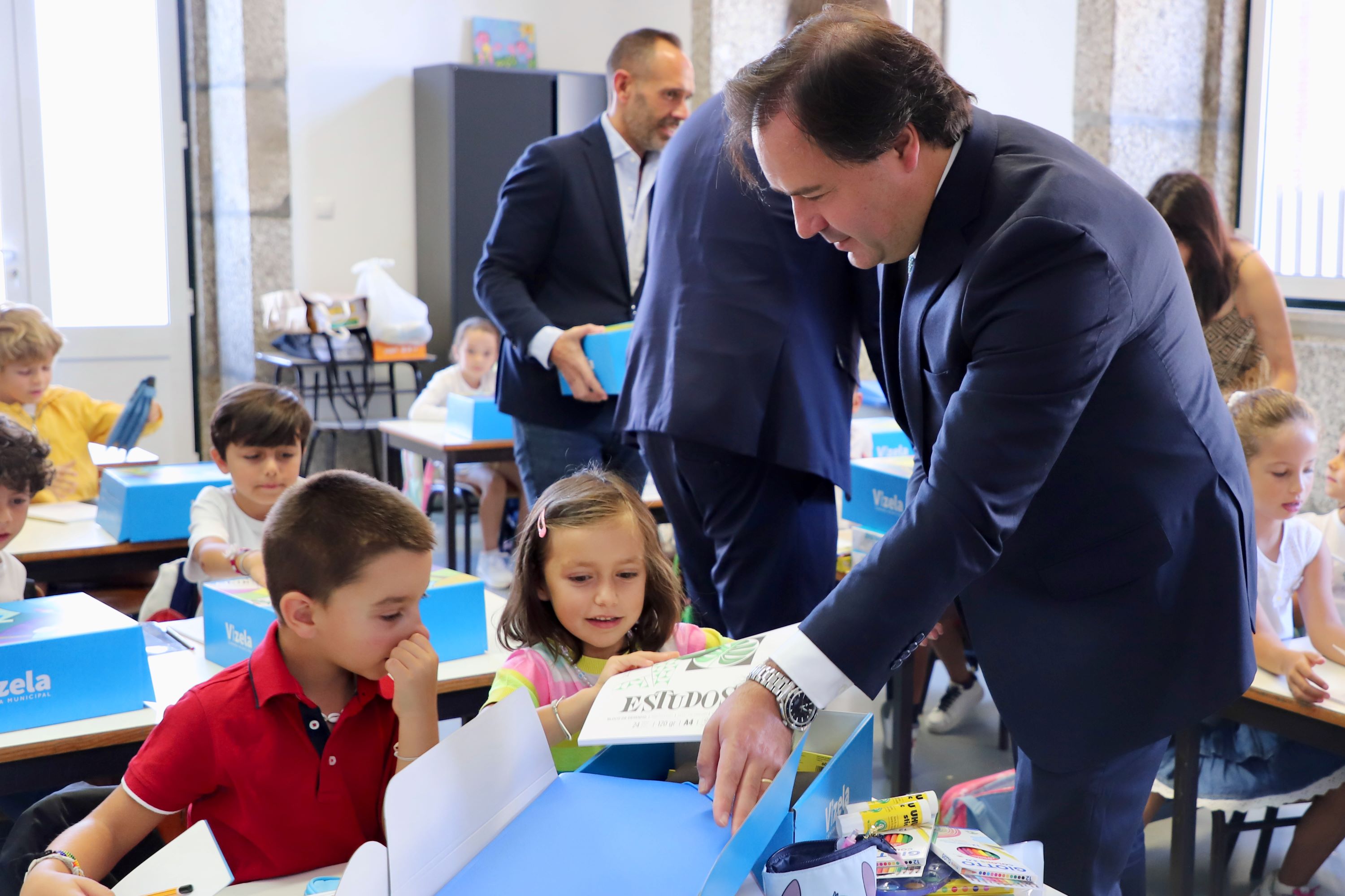 CÂMARA DISTRIBUIU GRATUITAMENTE KITS DE MATERIAL ESCOLAR E LIVROS DE FICHAS/ATIVIDADES A CERCA DE 1000 ALUNOS NO VALOR DE 77 MIL EUROS